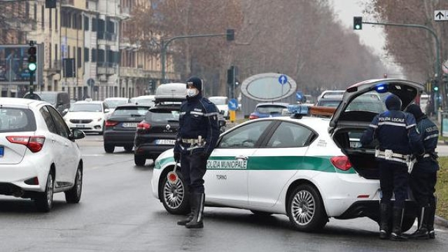 Controlli della polizia municipale a Torino