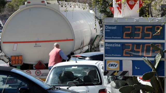 Caro benzina nei distributori di Roma, 10 marzo 2022.   ANSA/FABIO CIMAGLIA