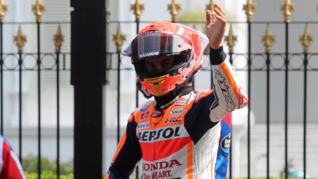 epa09827916 Repsol Honda Team rider Marc Marquez of Spain waves as he walks in front of the State Palace during a parade held to mark the start of the Pertamina Grand Prix of Indonesia, in Jakarta, Indonesia, 16 March 2022.  EPA/Bagus Indahono