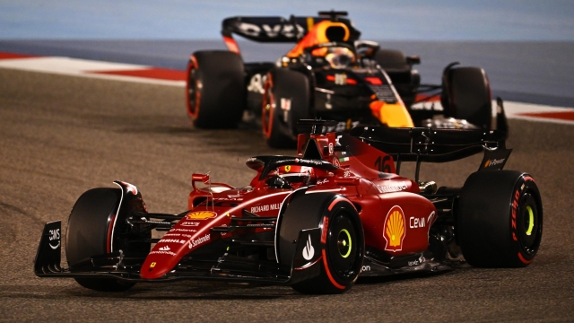 BAHRAIN, BAHRAIN - MARCH 20: Charles Leclerc of Monaco driving (16) the Ferrari F1-75 leads Max Verstappen of the Netherlands driving the (1) Oracle Red Bull Racing RB18 during the F1 Grand Prix of Bahrain at Bahrain International Circuit on March 20, 2022 in Bahrain, Bahrain. (Photo by Clive Mason/Getty Images)