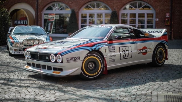 Generazioni a confronto: in primo piano la Kimera Evo37, in secondo la Lancia Rally 037, entrambe in livrea Martini Racing
