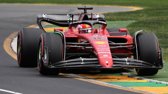 Charles Leclerc in azione con la Ferrari F1-75