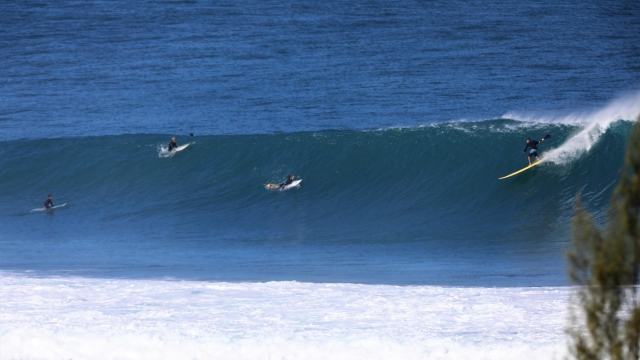Felipe Pomar affronta un'onda alle Hawaii. Foto: Larry Gehrke