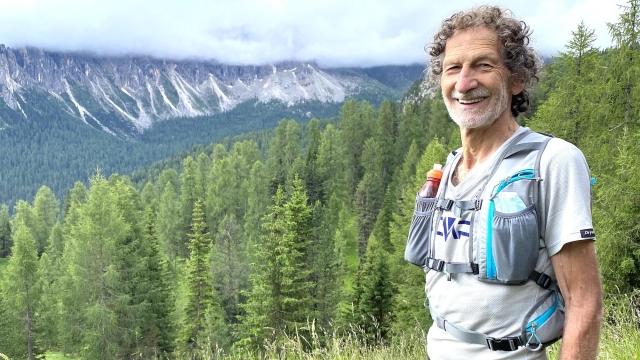 La leggenda Marco Olmo in un recente scatto fatto sulle Dolomiti.