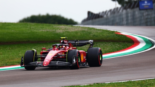 IMOLA, ITALY - APRIL 22: Carlos Sainz of Spain driving (55) the Ferrari F1-75 on track during qualifying ahead of the F1 Grand Prix of Emilia Romagna at Autodromo Enzo e Dino Ferrari on April 22, 2022 in Imola, Italy. (Photo by Mark Thompson/Getty Images)