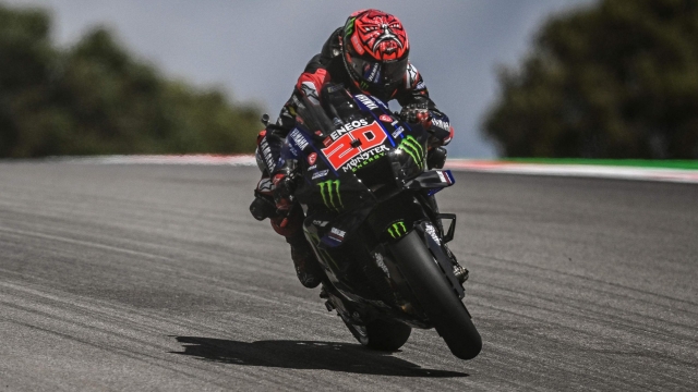 TOPSHOT - Yamaha French rider Fabio Quartararo rides during the qualifying session of the MotoGP Portuguese Grand Prix at the Algarve International Circuit in Portimao on April 23, 2022. (Photo by PATRICIA DE MELO MOREIRA / AFP)