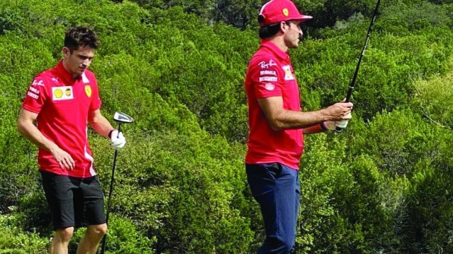 Charles Leclerc e Carlos Sainz sul campo da golf