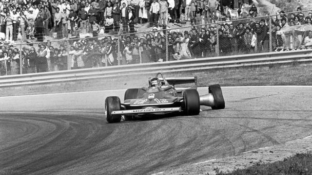 gg - 1979 Dutch Grand Prix.
Zandvoort, Holland. 24-26 August 1979.
Gilles Villeneuve (Ferrari 312T4), punctures his tyre at Tarzan corner but continues to the pits to retire.
World Copyright: LAT Photographic
Ref: 12885/34A b&w - Fotografo: dd