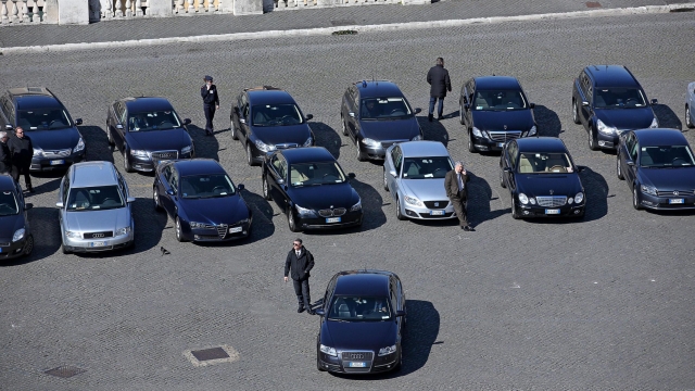 Auto blu parcheggiate in piazza del Quirinale, Roma, 12 marzo 2015. ANSA/ALESSANDRO DI MEO