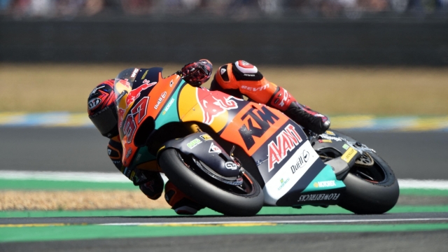 Red Bull KTM Ajo Spanish rider Augusto Fernandez rides during the Moto 2 race at the French Moto GP Grand Prix, at the Bugatti circuit in Le Mans, northwestern France, on May 15, 2022. (Photo by JEAN-FRANCOIS MONIER / AFP)