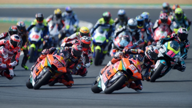 Riders take the start of the Moto 2 race at the French Moto GP Grand Prix, at the Bugatti circuit in Le Mans, northwestern France, on May 15, 2022. (Photo by JEAN-FRANCOIS MONIER / AFP)