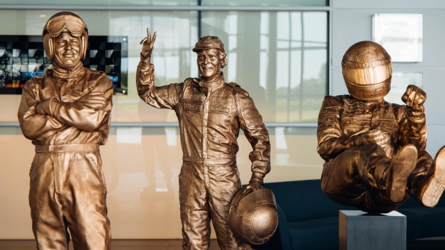 Le tre statue in bronzo di McLaren, Lauda e Senna esposte a Woking