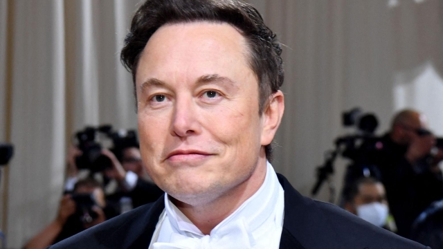 (FILES) In this file photo taken on May 02, 2022 CEO, and chief engineer at SpaceX, Elon Musk, arrives for the 2022 Met Gala at the Metropolitan Museum of Art in New York. - Brazilian President Jair Bolsonaro is set to meet with billionaire Elon Musk on May 20, 2022, according to a government source. The meeting will be held in Sao Paulo, a source with the Brazilian president's office told AFP, without giving any details on what will be on the agenda. (Photo by ANGELA  WEISS / AFP)