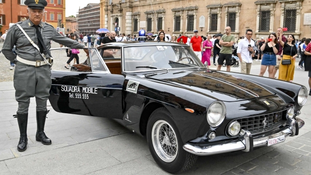 La Ferrari 250 Gte in dotazione alla Squadra mobile di Roma negli anni Sessanta. In quel periodo gli agenti di Polizia indossavano divise grigie