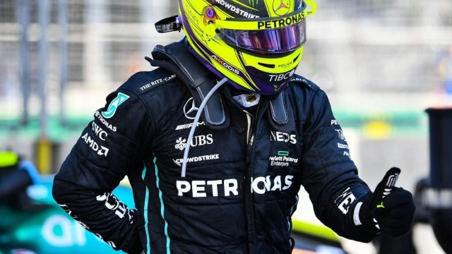 Lewis Hamilton dolorante dopo il GP Azerbaigian 2022. Instagram @lewishamilton