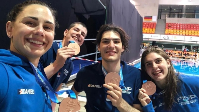Giulia Ghiretti festeggia il bronzo mondiale con i compagni di staffetta