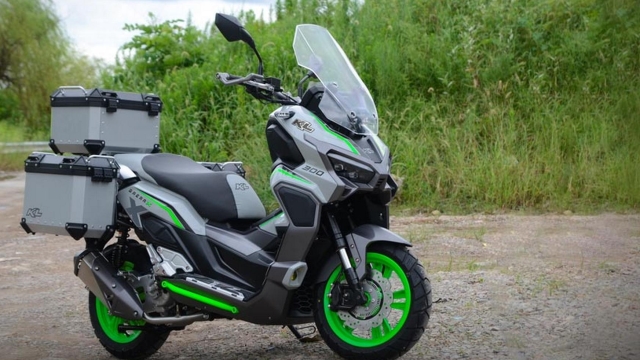 Look accattivanti e accessori da moto per lo scooter adventure di KL