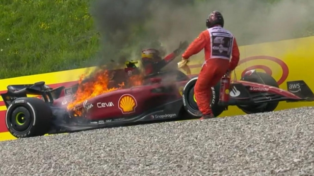 La Ferrari di Sainz in fiamme