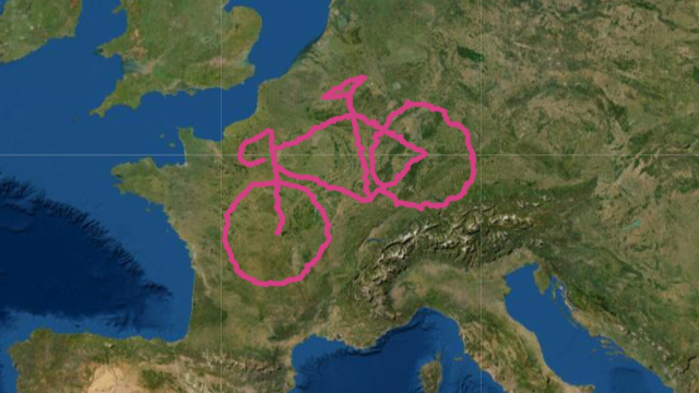 La gigantesca bicicletta disegnata da Arianna e Daniel con il GPS