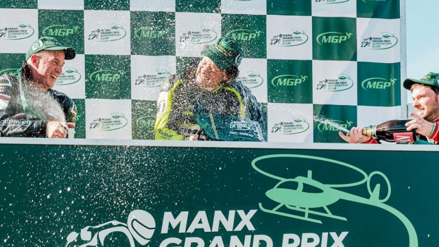 Francesco Curinga festeggia la vittoria al Junior Manx GP sul podio di Douglas