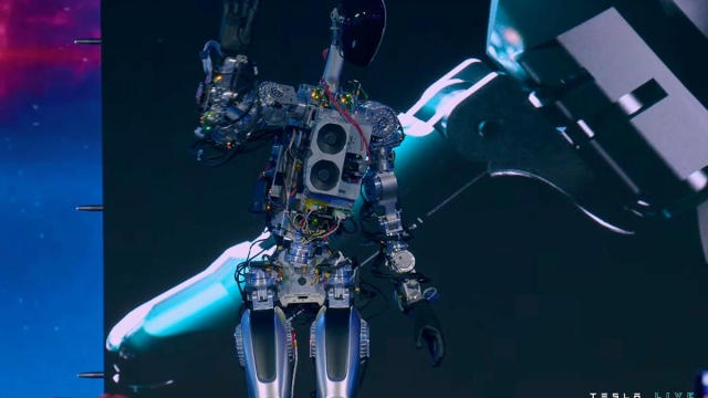 Il prototipo del robot Tesla mostrato allo AI Day 2022 di San Francisco