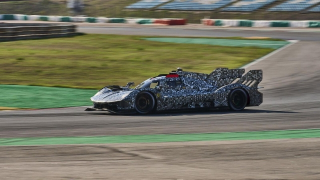 La Ferrari Le Mans Hypercar nei test in versione camouflage