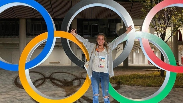 Giulia Pisani immortalata davanti ai cinque cerchi olimpici in Giappone.