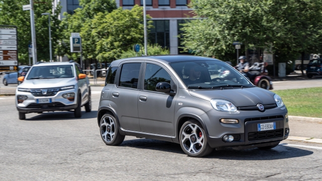 Fiat Panda Hybrid e Dacia Spring interpretano la mobilità urbana contemporanea