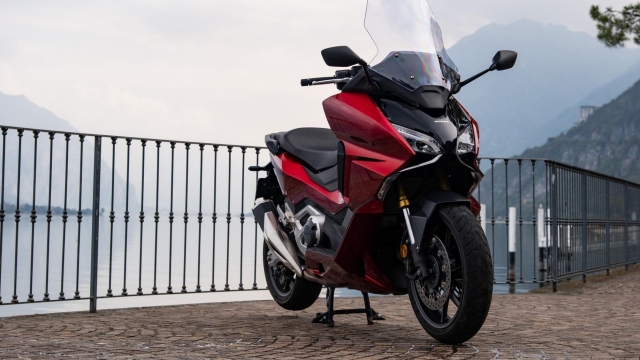 L'Honda Forza 750 punta su un'estetica e una tecnica di pura ispirazione motociclistica