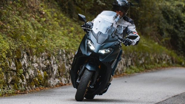 Il sound del bicilindrico da 48 Cv del TMax esalta anche i motociclisti più puri
