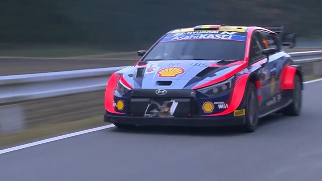 Il pilota belga della Hyundai ha chiuso la giornata sorpassando il rivale con un margine di 4 secondi