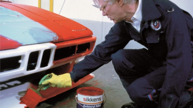 Andy Warhol impegnato nella realizzazione della Bmw M1 Art Car