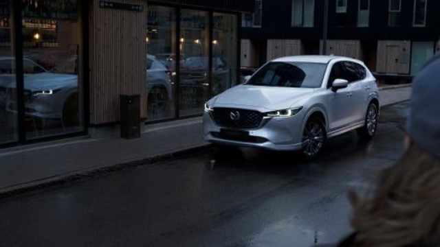 La nuova Mazda CX-5 diventa mild hybrid nelle versioni a benzina