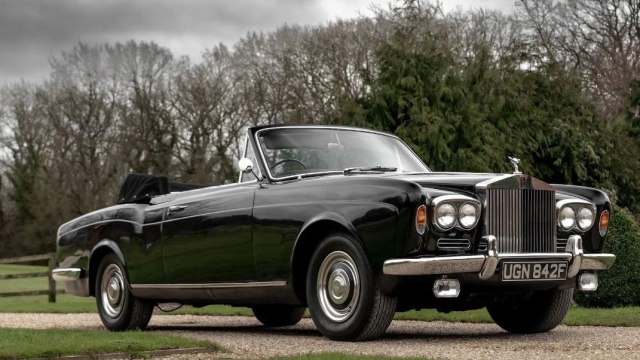 La Rolls-Royce di Mr Caine: è una Silver Shadow Drophead Coupé
