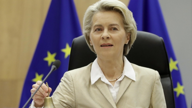 epa10483078 European Commission President Ursula von der Leyen rings the bell at the start of the European Commission weekly college meeting in Brussels, Belgium, 22 February 2023.  EPA/OLIVIER HOSLET