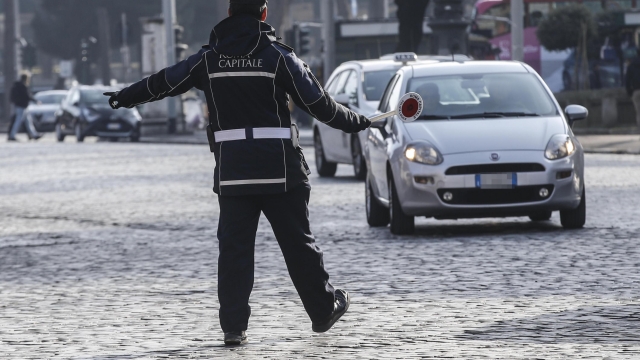 Polizia di Roma Capitale esegue dei controlli in piazza Esedra durante la domenica ecologica, Roma 19  gennaio 2020. ANSA/FABIO FRUSTACI