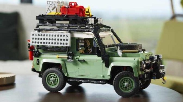 Il nuovo set Lego Land Rover Classic Defender 90 da 2.336 pezzi è completo di tutti gli accessori per una versione stradale o off-road