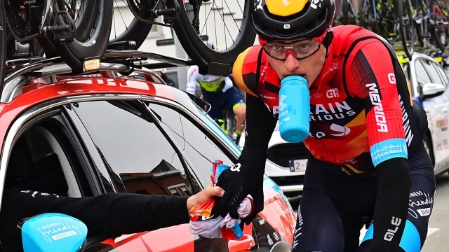 Ronde van Vlaanderen 2023 - Tour des Flandres - 107th Edition - Brugge - Oudenaarde 273,4 km - 02/04/2023 - Matej Mohoric (SLO - Bahrain - Victorious) - Feeding - photo POOL Dirk Waem/SprintCyclingAgency©2023