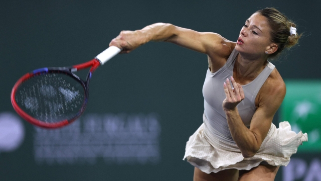 INDIAN WELLS, CALIFORNIA - MARCH 10: Camila Giorgi of Italy serves in her match against Jessica Pegula of the united States during the BNP Parisbas at the Indian Wells Tennis Garden on March 10, 2023 in Indian Wells, California.   Harry How/Getty Images/AFP (Photo by Harry How / GETTY IMAGES NORTH AMERICA / Getty Images via AFP)