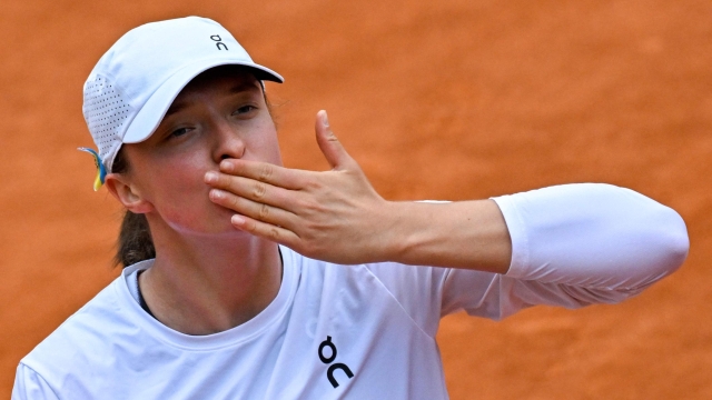 Poland's Iga Swiatek acknowledges the public after defeating Croatia's Donna Vekic in their round of 16 match of the Women's WTA Rome Open tennis tournament on May 16, 2023 at Foro Italico in Rome. (Photo by Tiziana FABI / AFP)