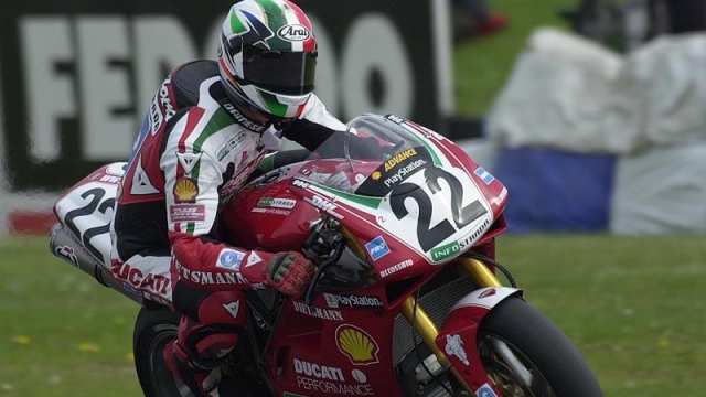Luca Cadalora con la Ducati in Superbike del 2000