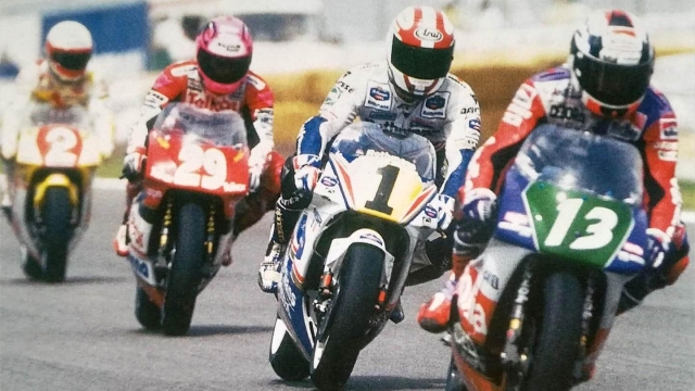 Una 250cc dominata dagli italiani all'inizio degli anni '90 con Loris Reggiani in testa davanti a Luca Cadalora e Pierfrancesco Chili e poi Helmut Bardl