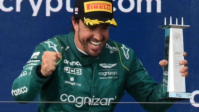 Fernando Alonso esulta sul podio di Miami. AFP