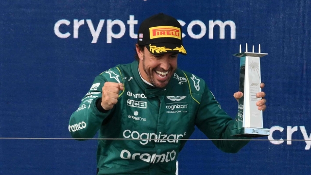 Fernando Alonso esulta sul podio di Miami. AFP