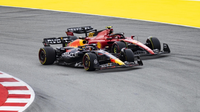 Il duello in curva 1 tra Verstappen e Sainz. EPA
