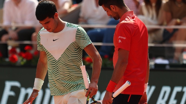 PARIS, FRANCE - JUNE 09: Carlos Alcaraz of Spain appears to be injured as he speaks to Novak Djokovic of Serbia during the Men's Singles Semi Final match on Day Thirteen of the 2023 French Open at Roland Garros on June 09, 2023 in Paris, France. (Photo by Julian Finney/Getty Images)