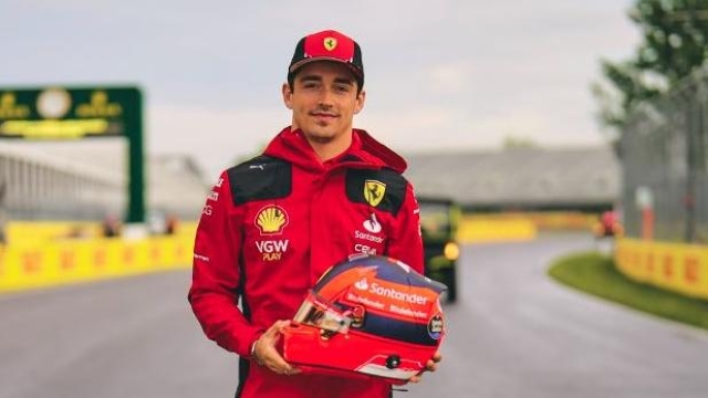 Charles Leclerc, 25 anni, mostra il casco dedicato a Gilles Villeneuve (Twitter Ferrari)