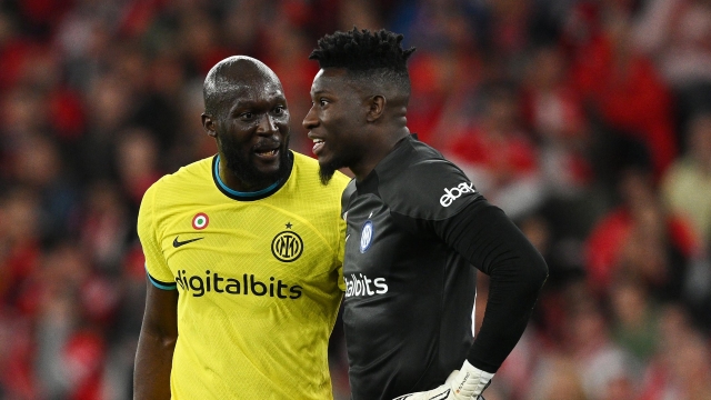 LISBON, PORTUGAL - APRIL 11: Romelu Lukaku of FC Internazionale speaks with Andre Onana of FC Internazionale during the UEFA Champions League quarterfinal first leg match between SL Benfica and FC Internazionale at Estadio do Sport Lisboa e Benfica on April 11, 2023 in Lisbon, Portugal. (Photo by Octavio Passos/Getty Images)
