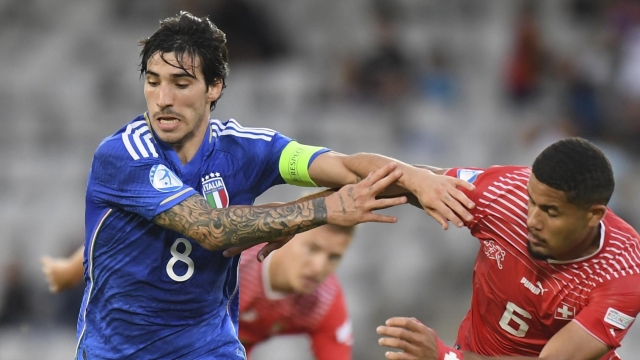 Italy's Sandro Tonali, left, fights for the abll with Switzerland's Simon Sohm during the Euro 2023 U21 Championship soccer match between Switzerland and Italy at the Cluj Arena stadium in Cluj, Romania, Sunday, June 25, 2023.(AP Photo/Raed Krishan)