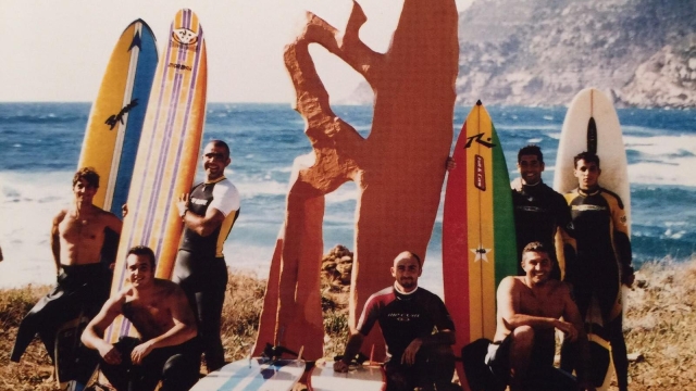 Una foto della North Shore Surf Tribe a Porto Ferro, in Sardegna